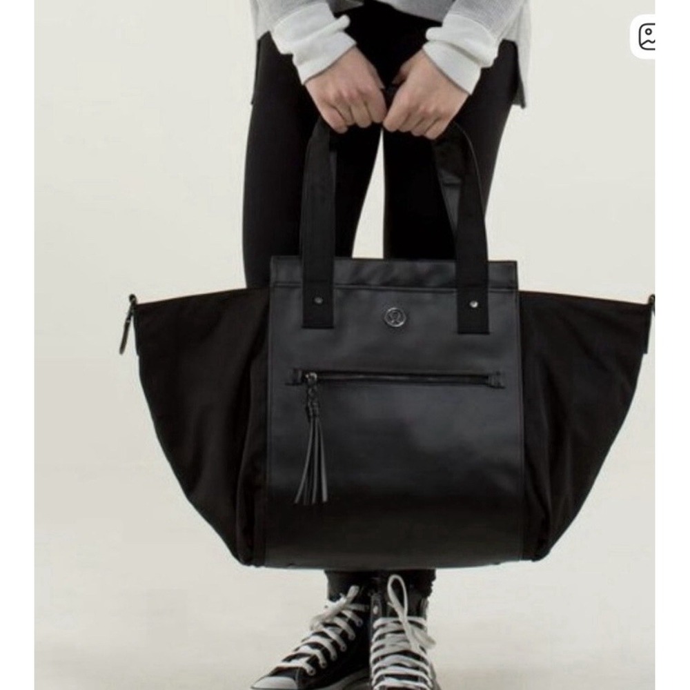 Lululemon Carry Me om Tote Gym Yoga Travel Gym Expandable Spacious Sleek